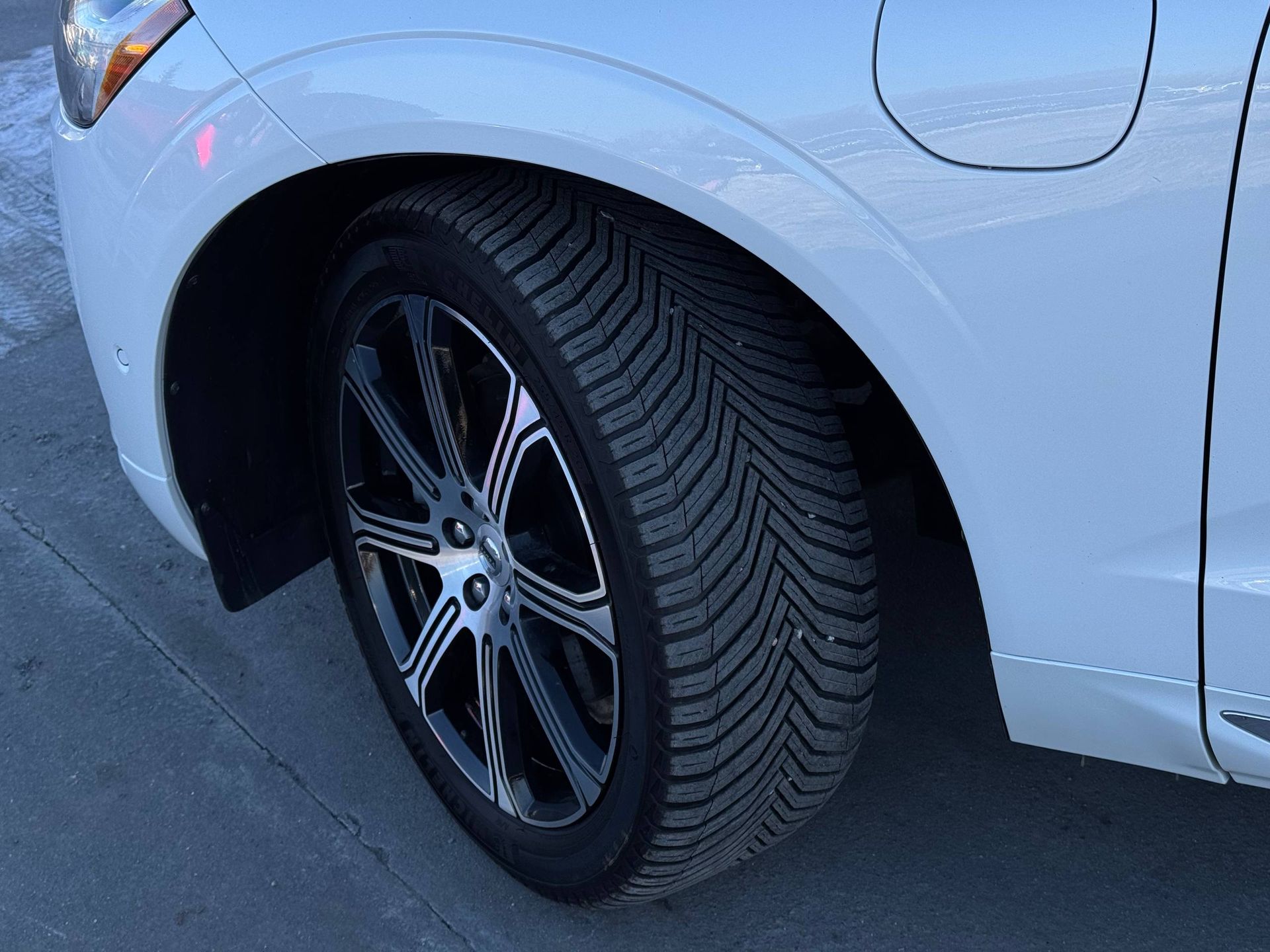 Volvo XC60 Hybrid T8 Надпись